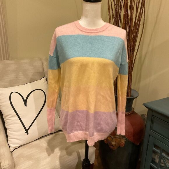 J. Crew Sweaters - J.Crew Cashmere Blend Sweater 💗